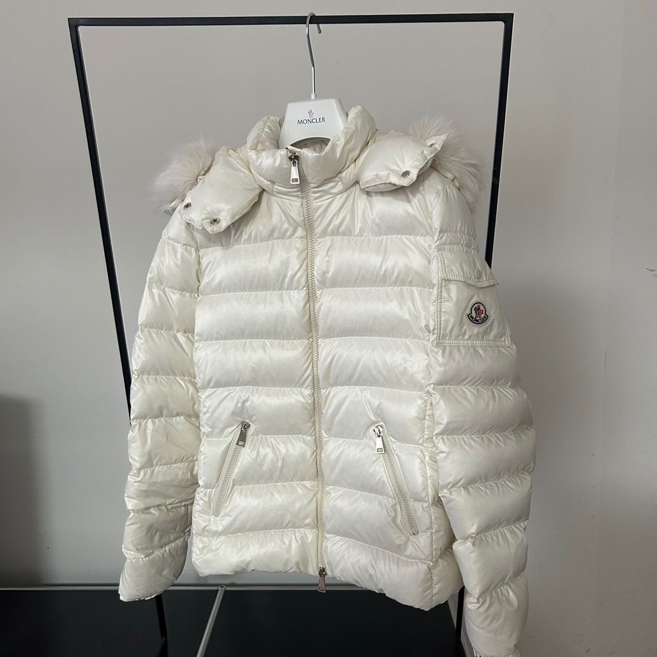 新品同様★ モンクレール　2023 レディース　メンズ　ホワイト　サイズ L MONCLER モンクレール☆BADYF☆ホワイト☆2022〜2023秋冬
