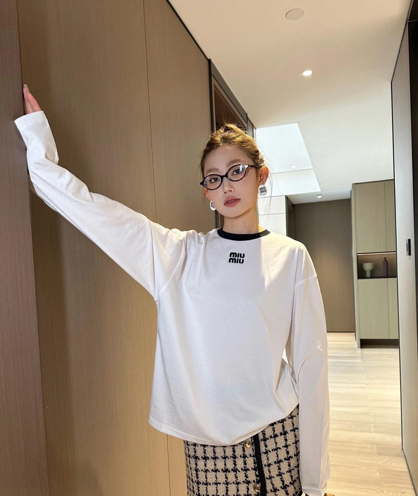 Miumiuシンプル アルファベット刺繍ネックパッチワーク長袖Tシャツ