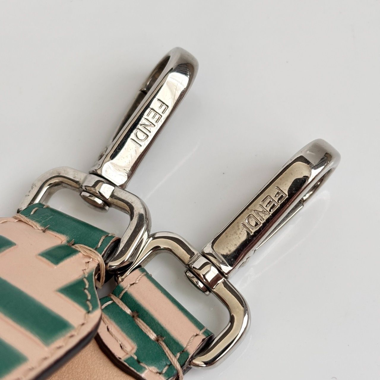 未使用級 FENDI フェンディ ロゴストラップ ミニストラップユー