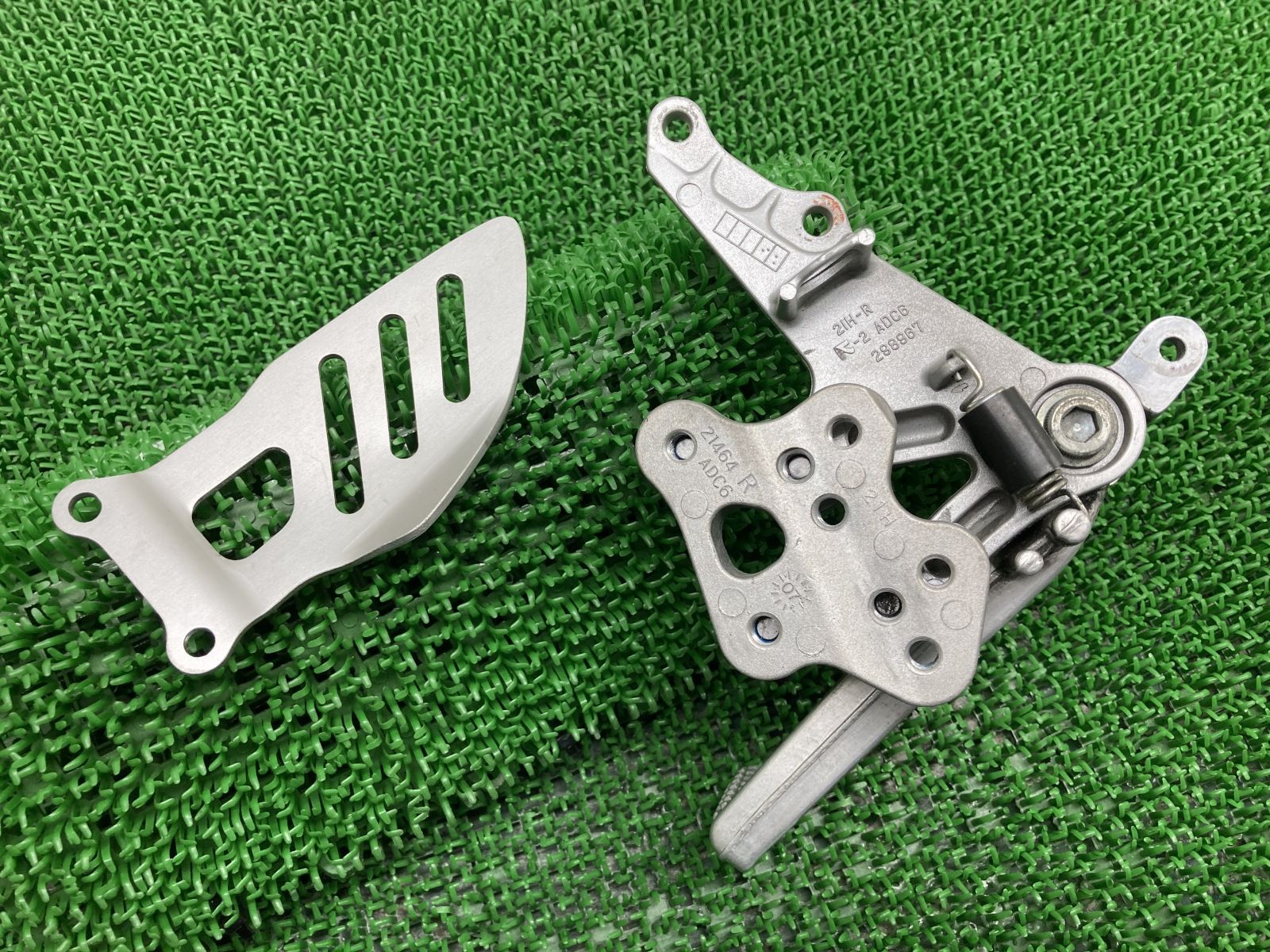 GSX-R1000 ステップ 左 21H⁄41G スズキ 純正 中古 バイク 部品 GT77A