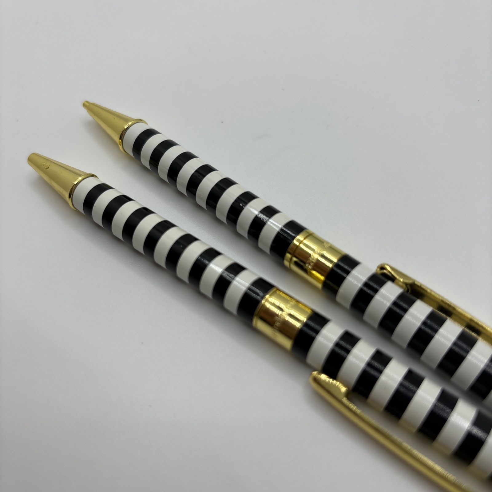 未使用　ケイトスペード ニューヨーク kate spade new york ペンシルセット Black Stripe ケース付　ボーダー　金色　オシャレ　ロゴ　ペン　ボールペン　シャーペン