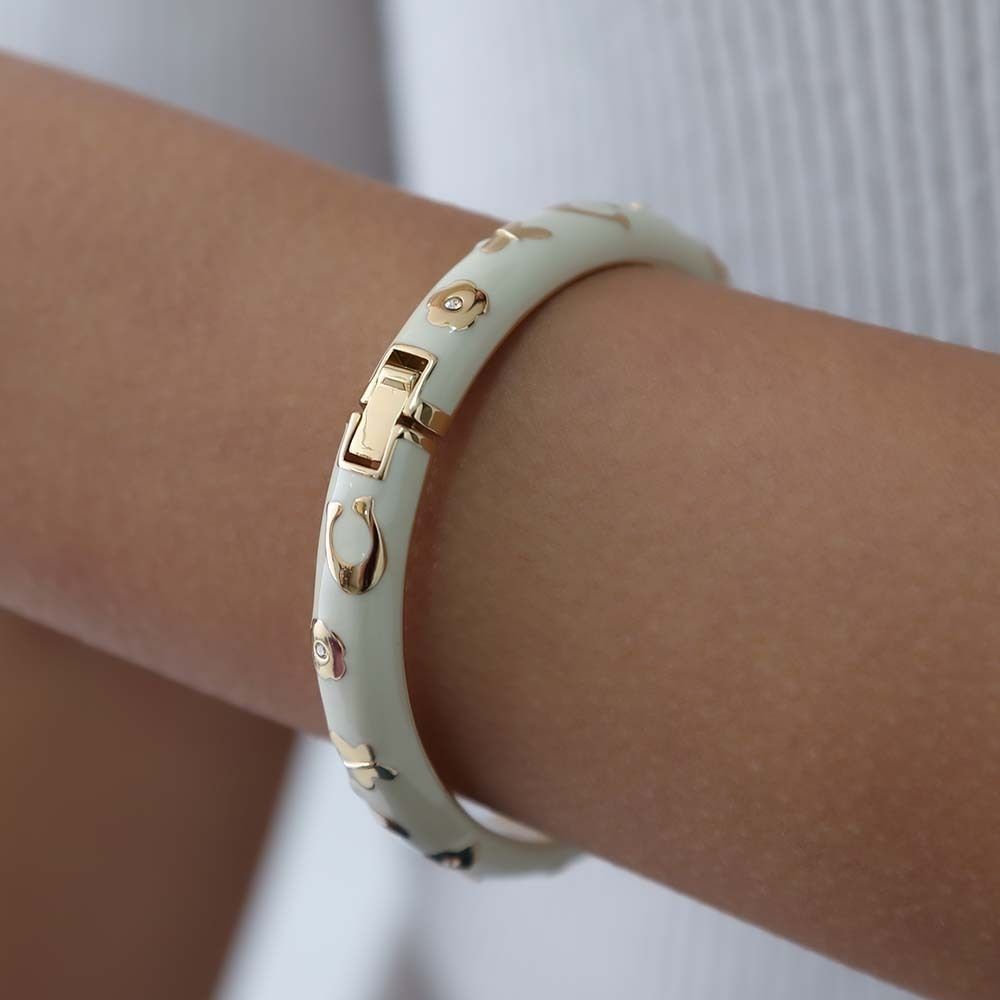 【国内即発】COACH 469949GLD 100 シグネチャー バングル (新品) 新品 COACH コーチ 469949GLD 100 シグネチャー バングル - メルカリ