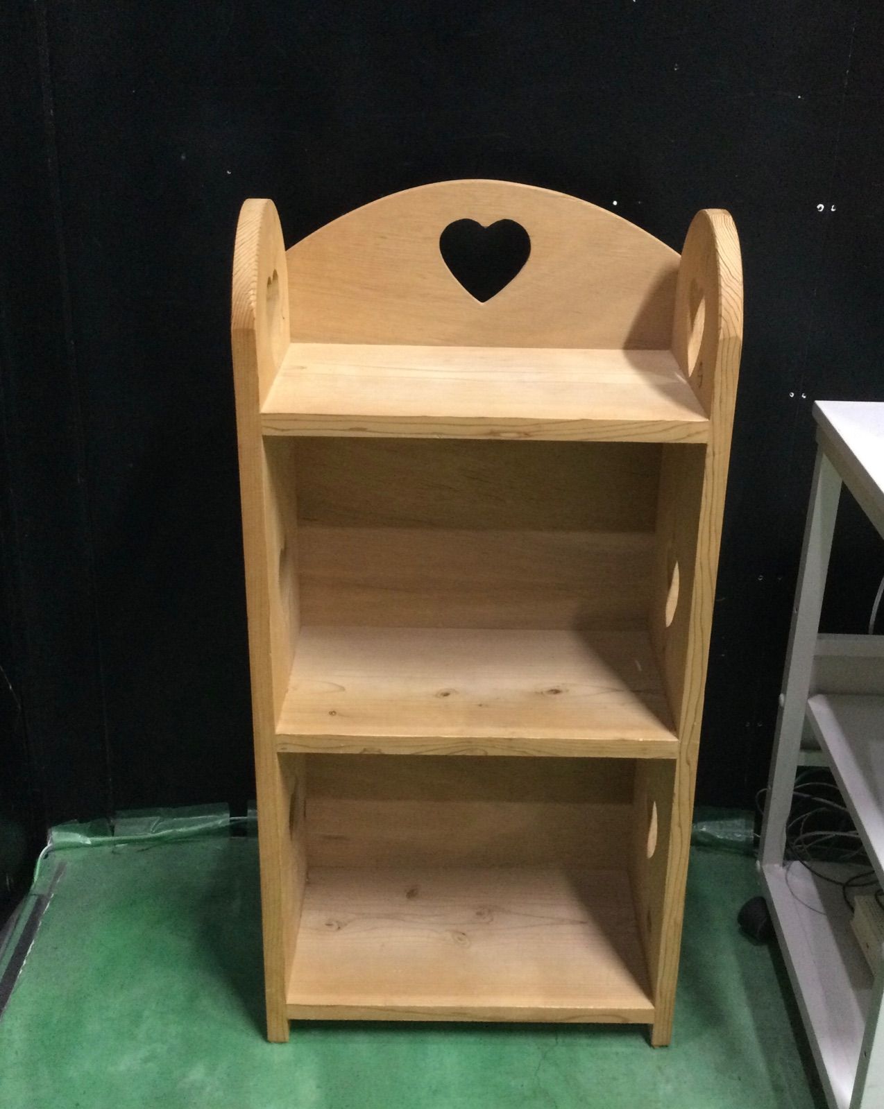 値下げ カントリー家具 木製ハート型 3段飾り棚 ハンドメイド