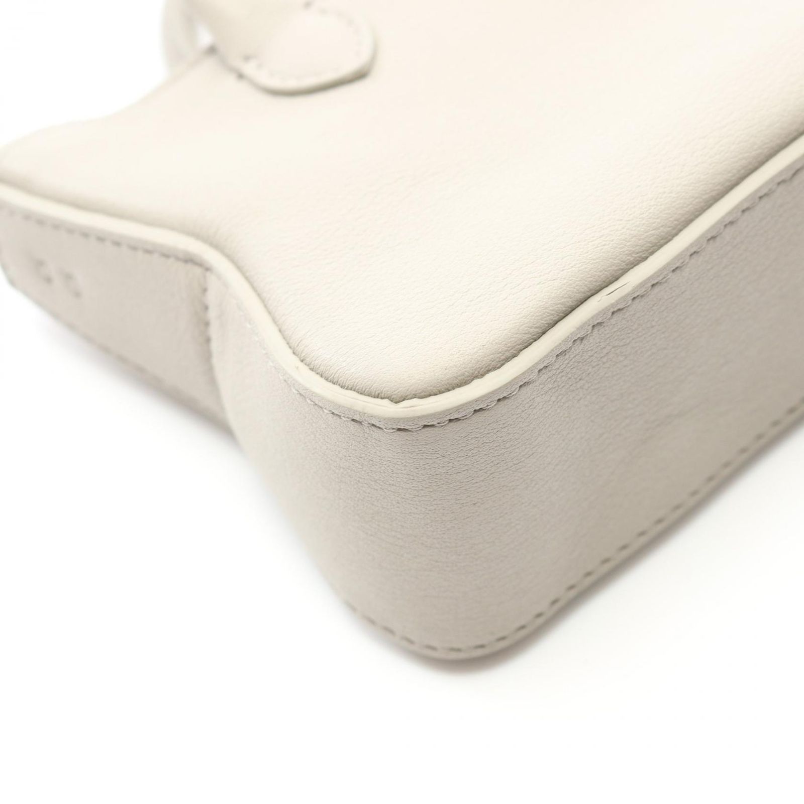 サルヴァトーレフェラガモ Salvatore Ferragamo ポーチ ライトグレー  