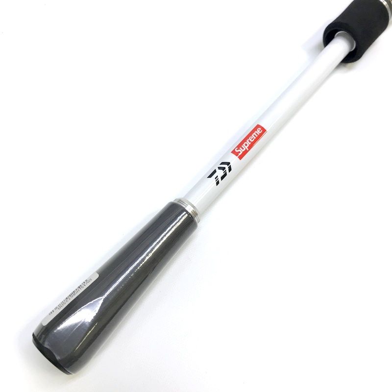 【人気正規店】 Supreme DAIWA シュプリーム ダイワ コラボ DV1 Fishing Rod and Reel フィッシング ルアーロッド スピニングリール 釣り竿 ホワイト 釣具 フィッシング 釣り つり アウトドア レジャー TA3385