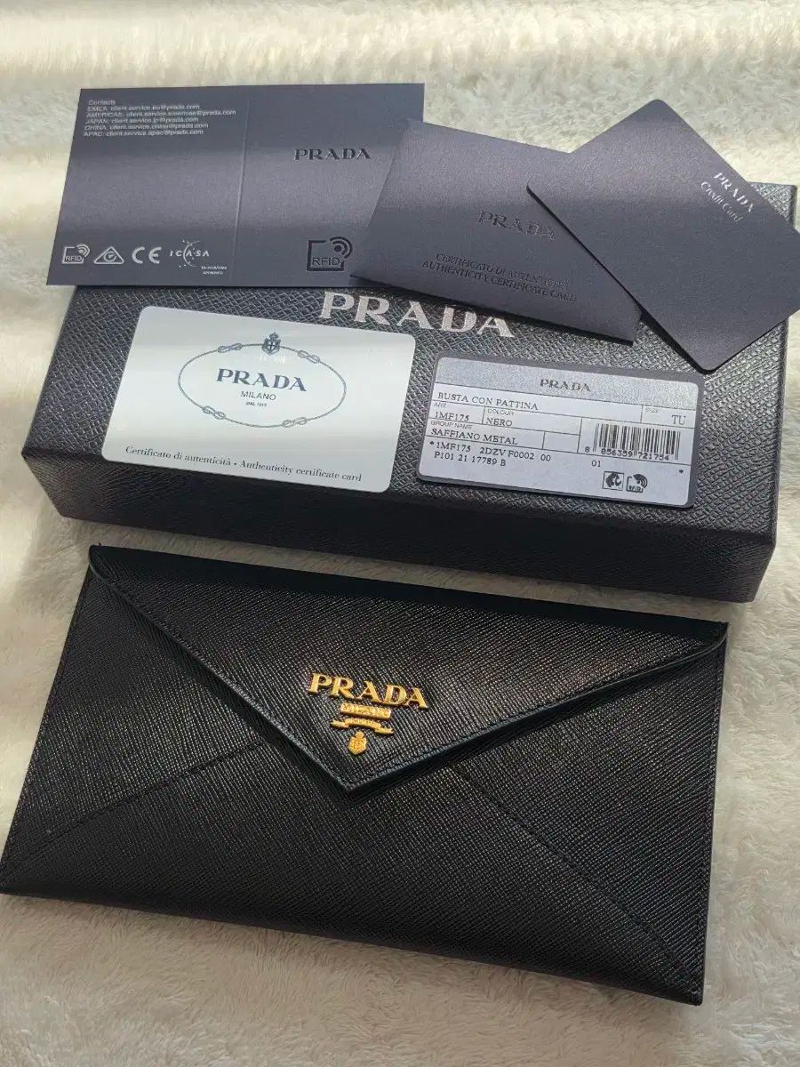【未使用級/付属品完備】PRADA エンベロープ 財布 サフィアーノ メタルロゴ 楽天市場】【未使用】 プラダ 長財布 ジップアラウンド財布