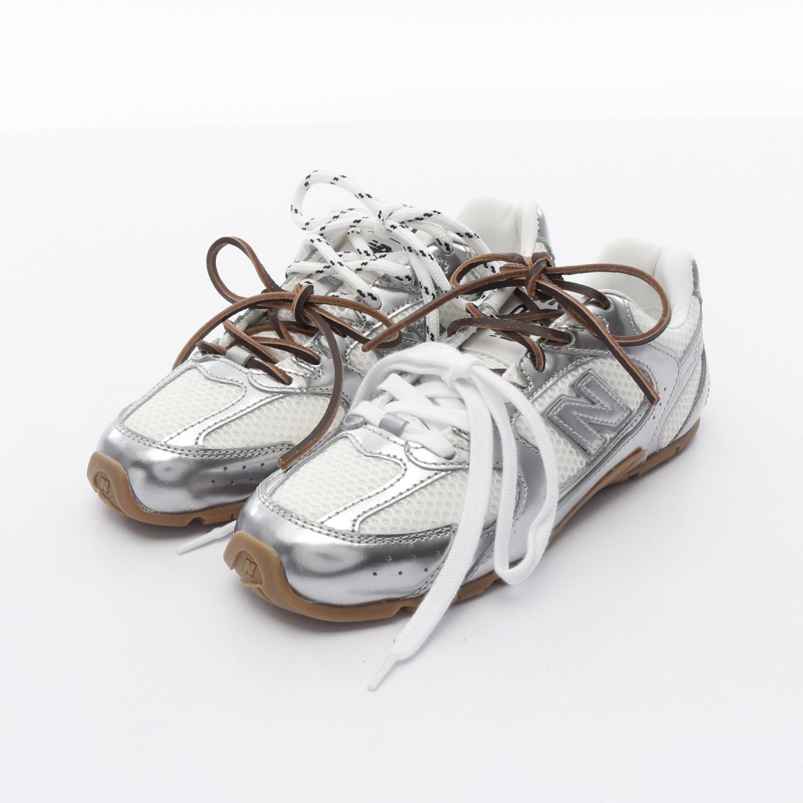 ミュウ ミュウ Miu Miu スニーカー miumiu × New Balance シルバー 