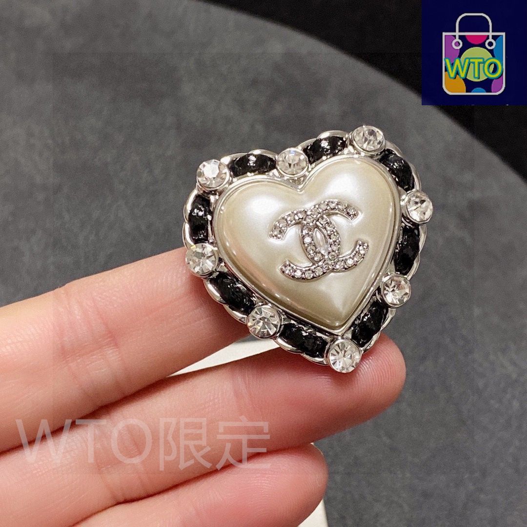 25B【ギフトにもぴったり！】◆CHANEL◆ブローチ ハート 今日特価】Chanel シャネル 新入荷 シルバー & ブラックレザー