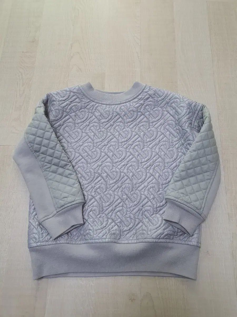 【3点セット】BURBERRY CHILDREN トレーナーとTシャツ6Y 6Y Burberry Kids(バーバリーキッズ) 新作 トレーナー Tシャツ 2着
