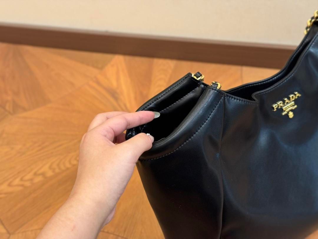PRADAプラダの非常に質感のあるブラックショルダーバッグ