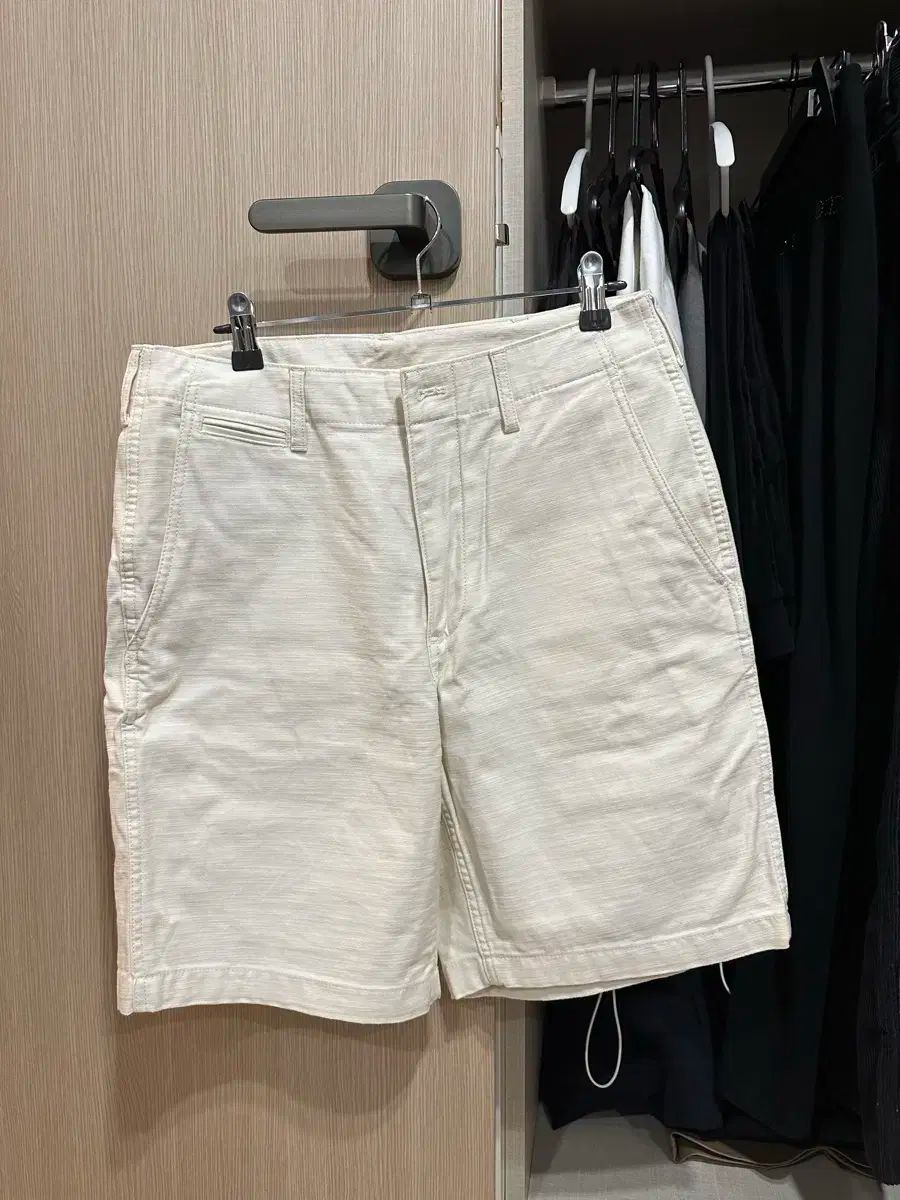 MUSINSA(ムシンサ) スタンダード ホワイトサテン オフィサー ショートパンツ ハーフパンツ