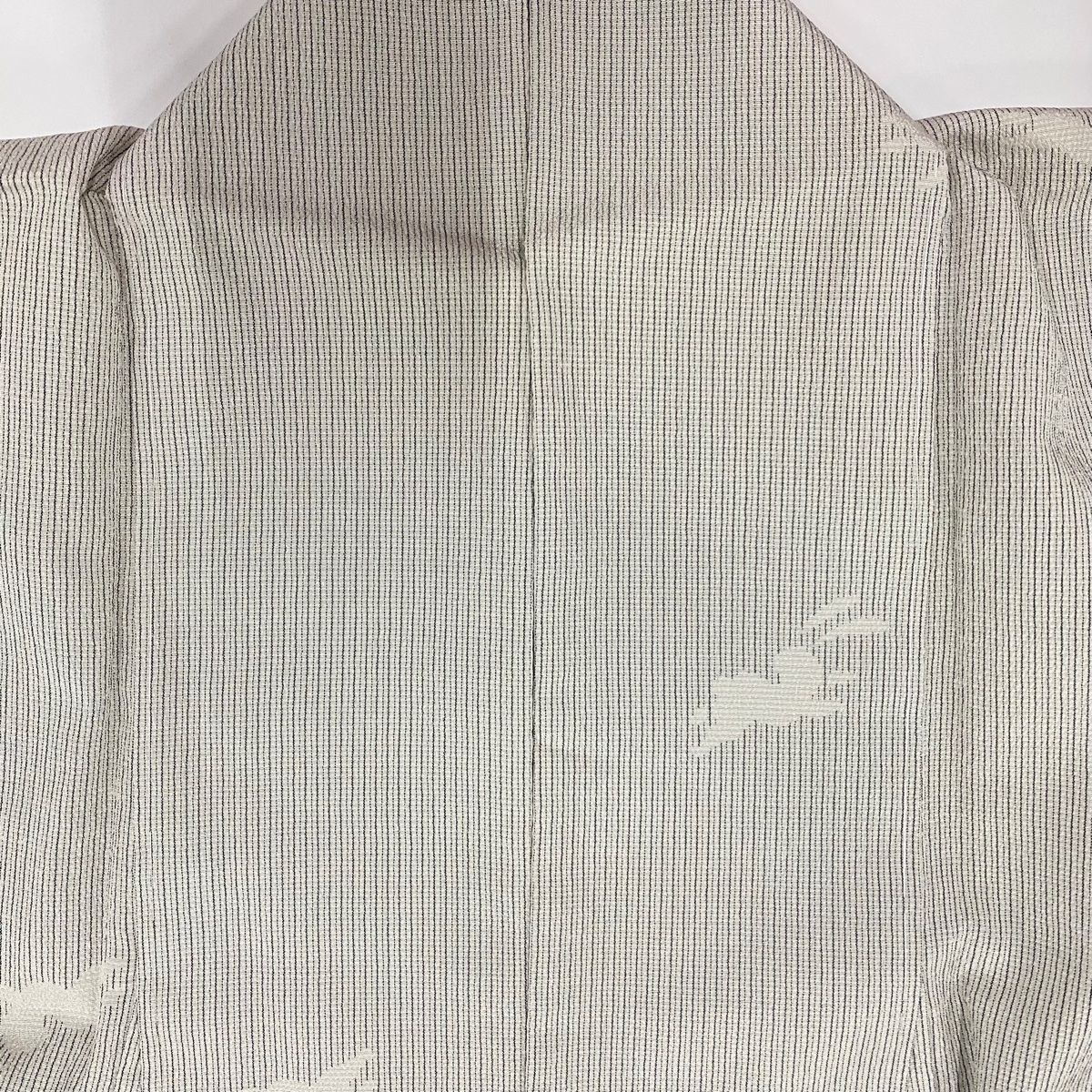 紬 身丈168cm 裄丈66.5cm M 単衣 うさぎ 縦縞 灰白 正絹 名品 【中古  