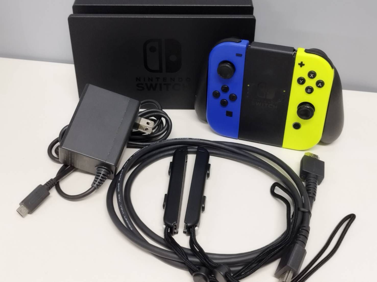 Nintendo Switchと充電スタンドのセット HAC-001 2018 Nintendo Switch HAC-001〈2018年製〉/ニンテンドースイッチ