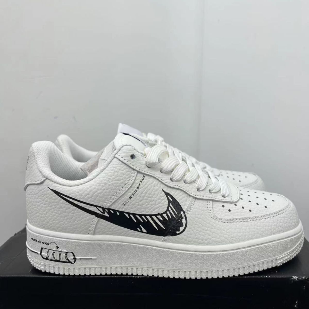 新品未使用 ナイキ Nike Air Force 1 Sketch スニーカー