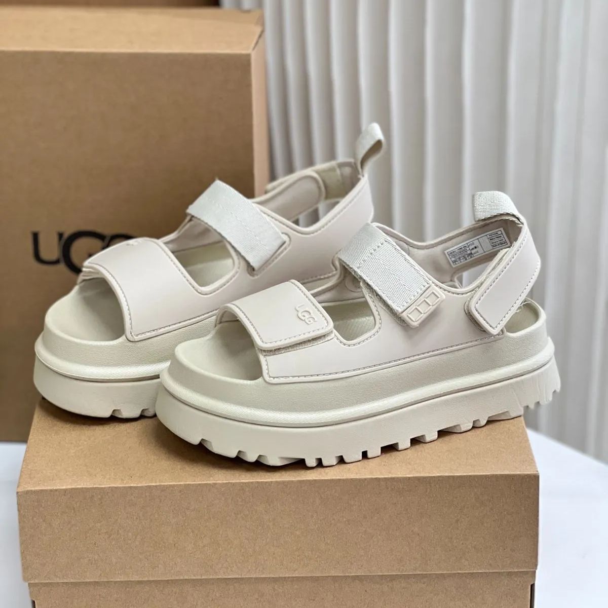 新品未使用 タグ付き UGG ホワイト ストラップサンダル 24cm
