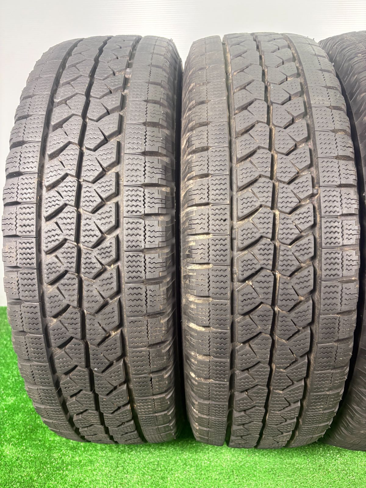 205 60R17.5LT ブリヂストン W979 製 4本 冬タイヤ スタッドレス TA581