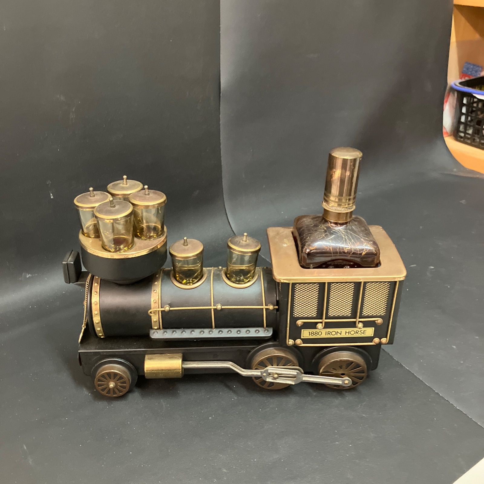 1880 Iron Horse Train Bar Caddy ガラス デカンタ ショット
