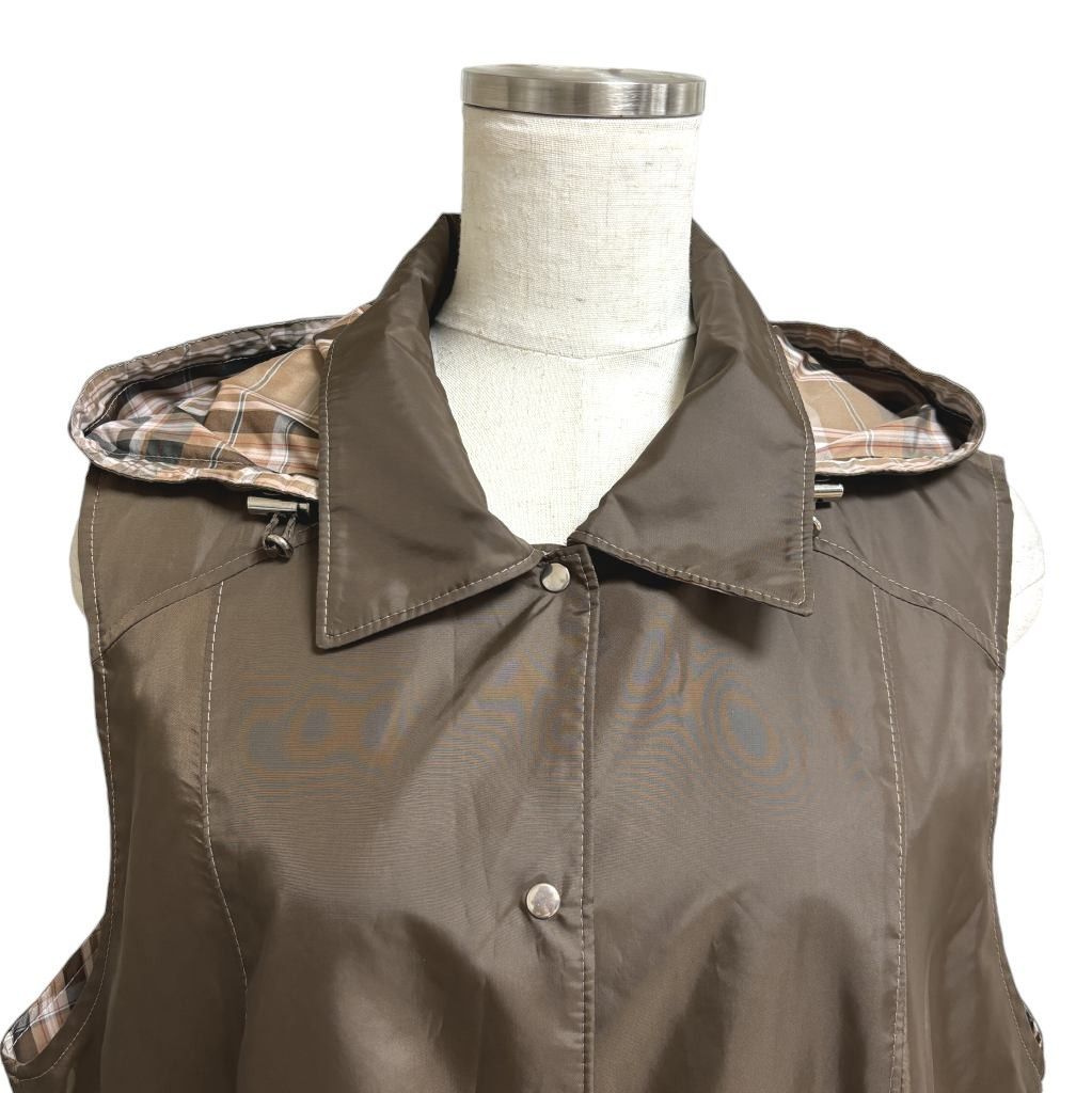 Leilian レリアン レディース リバーシブルナイロンベスト 春 秋 袖なしジャケット 襟付きジャケット ノースリーブジャケット ナイロンベスト 撥水 花粉対策 リバーシブル フード付き 13号 LL ブラウン チェック