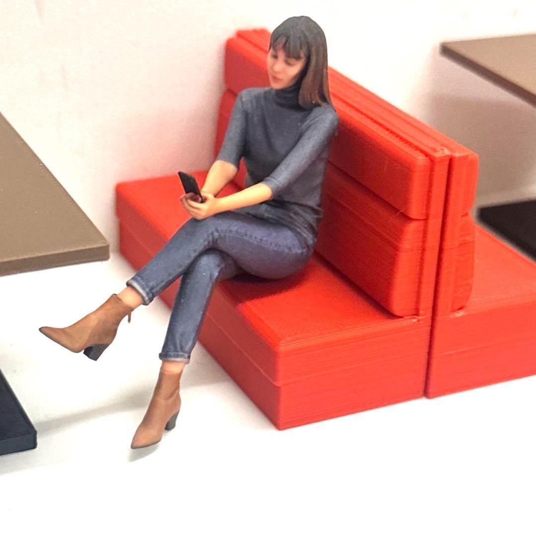完成品　1/18 フィギュア　ヌミック　スマホ女性　ミニカーに　1/64より大 完成品 1/18 フィギュア ヌミック スマホ女性 ミニカーに リアル