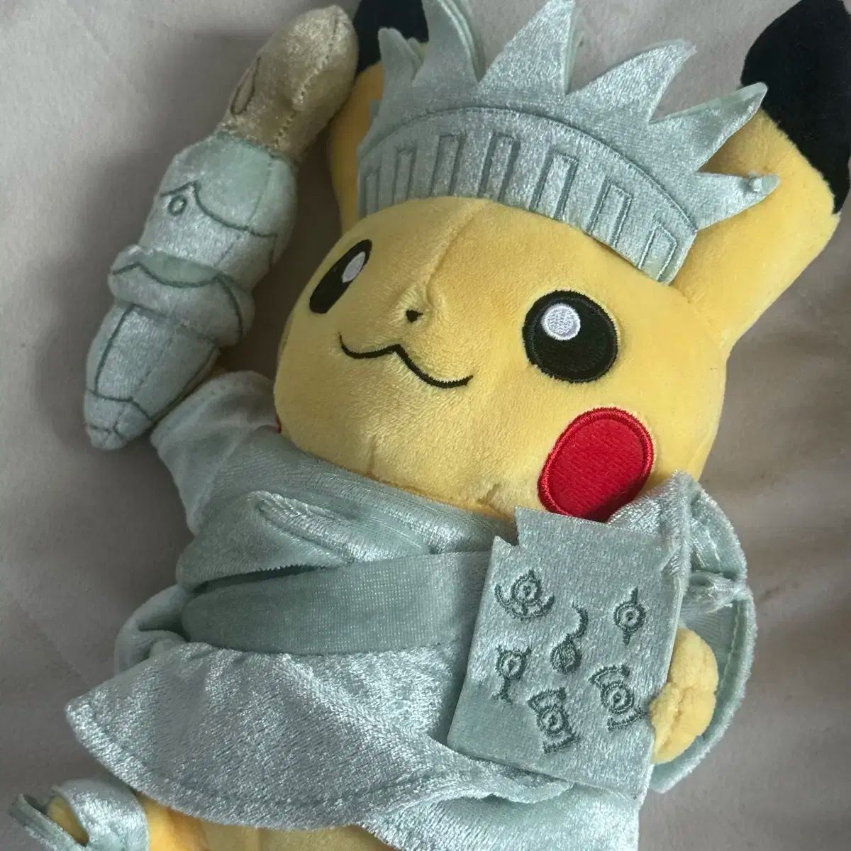 ポケモンセンター　アメリカのピカチュウ　マスコット　自由の女神 Yahoo!オークション -「自由の女神」(ぬいぐるみ) の落札相場