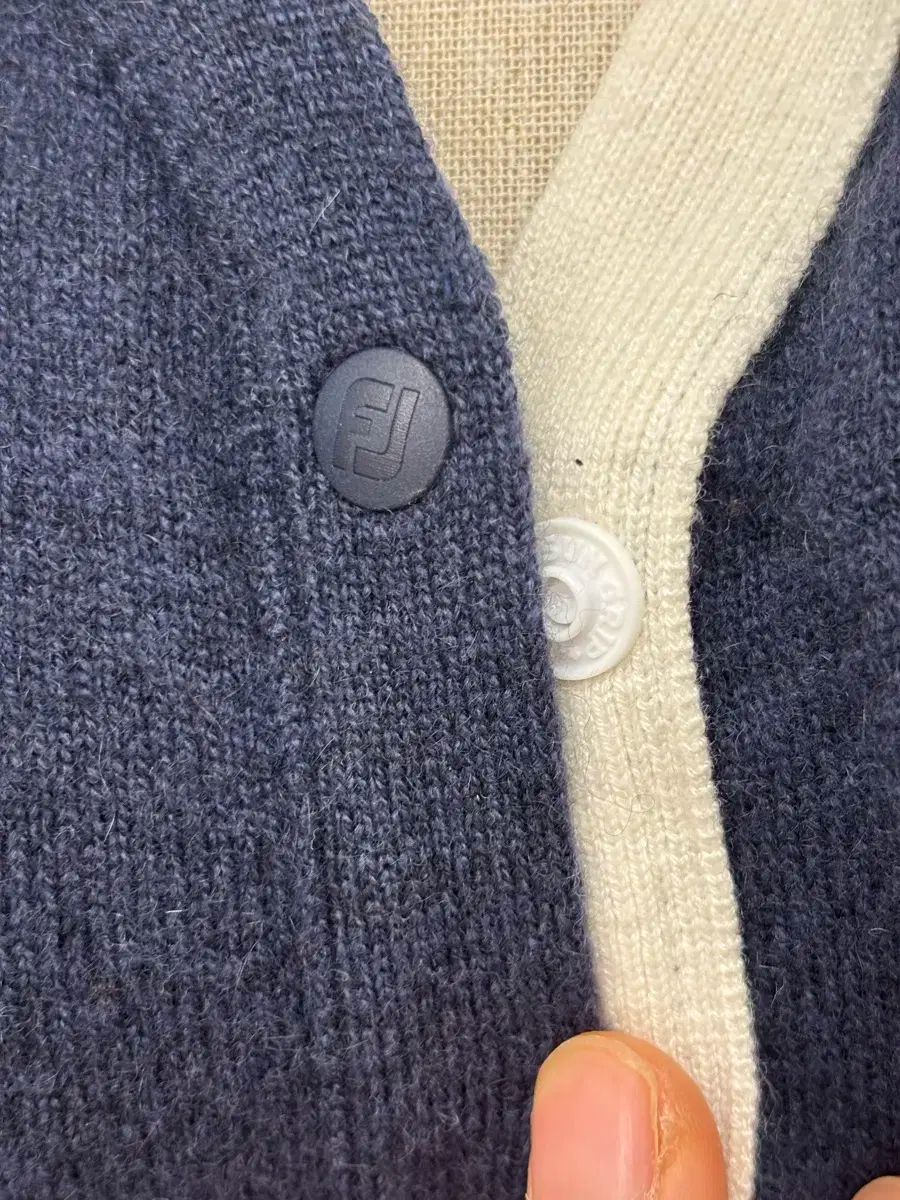 ネイビー Vネック