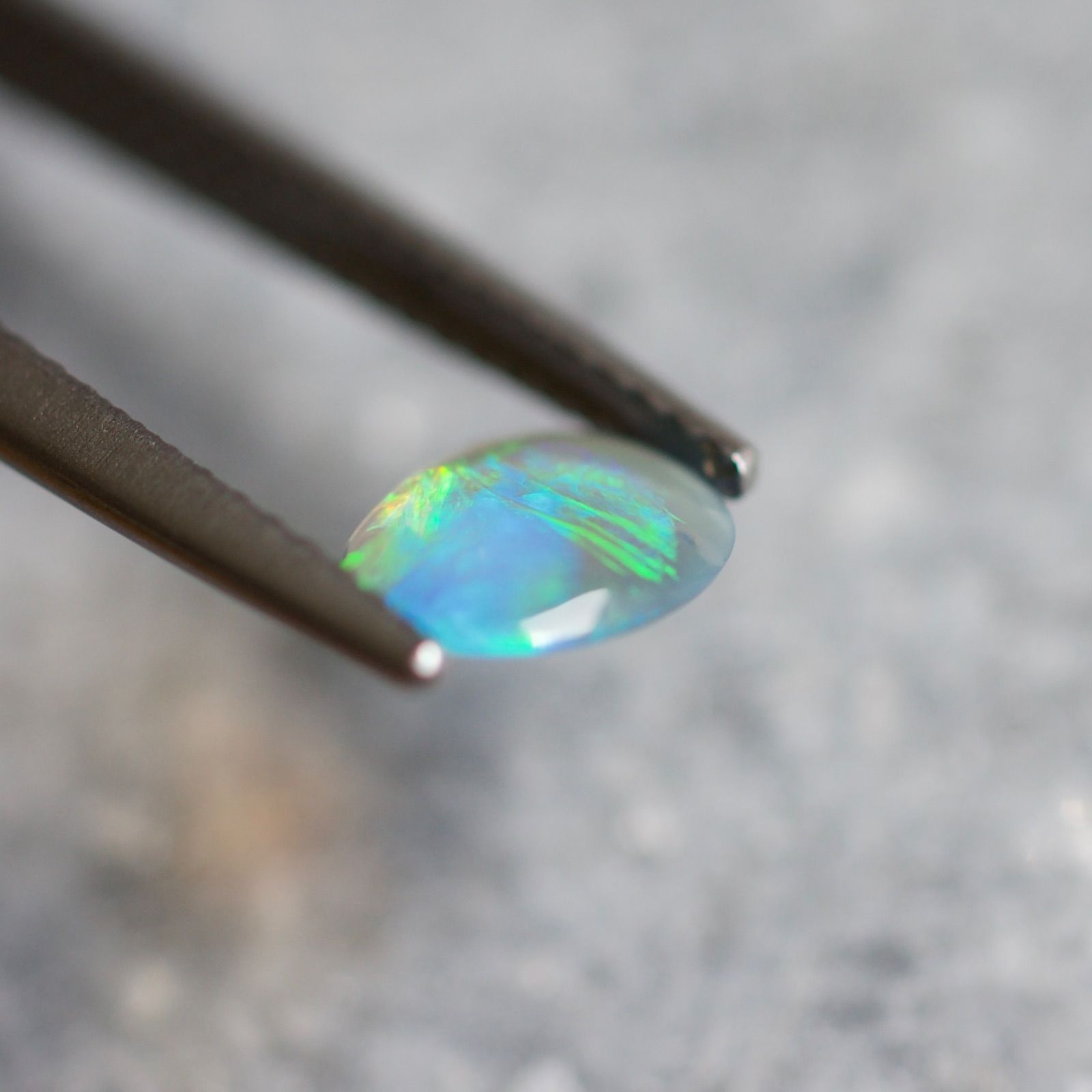 天然オパール　　美品です。 3831【裸石 ルース】クリスタルオパール 7.27ct 高い透明度 赤