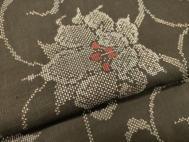 平和屋着物○本場大島紬 7マルキ 古代染色純泥染 花唐草文 岡江文義作  