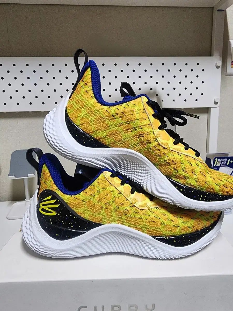 UNDER ARMOUR アンダーアーマー カリー フルイドフロー 10 ダブル 強打する スティールタウン ゴールド 黒