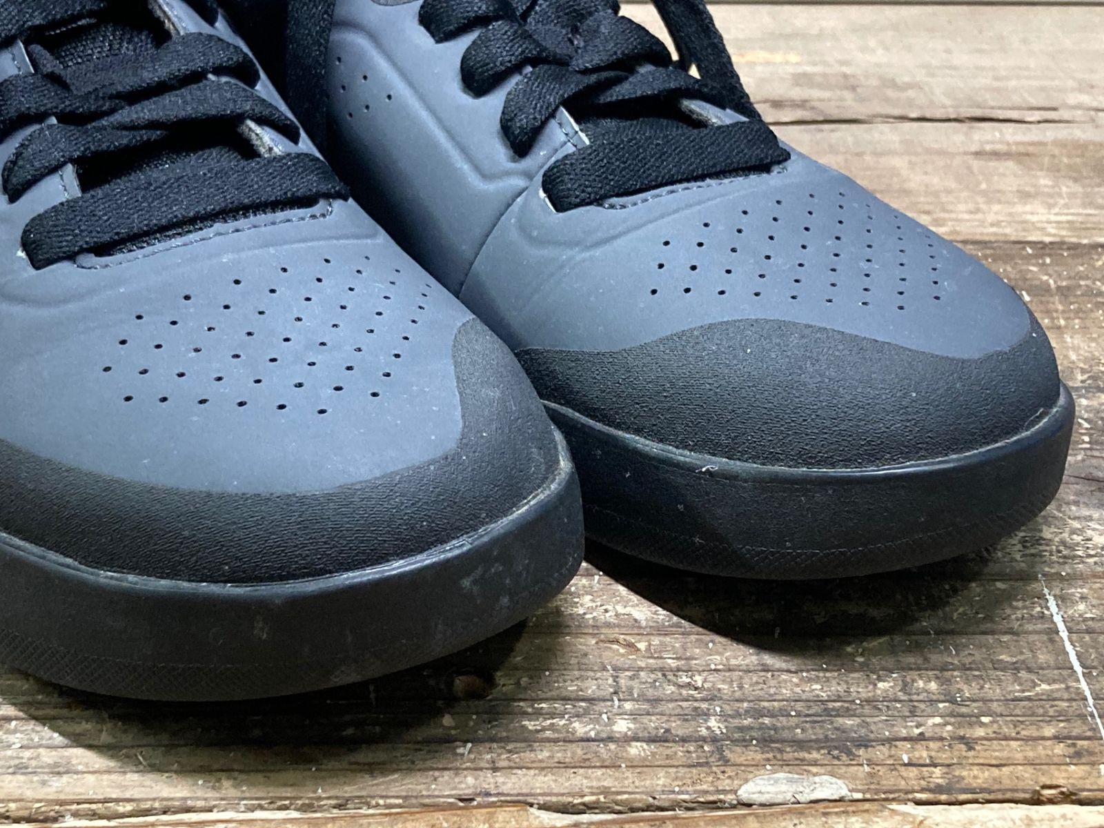 IT442 ジロ GIRO LATCH スニーカー グレー 黒 EU40 GIRO