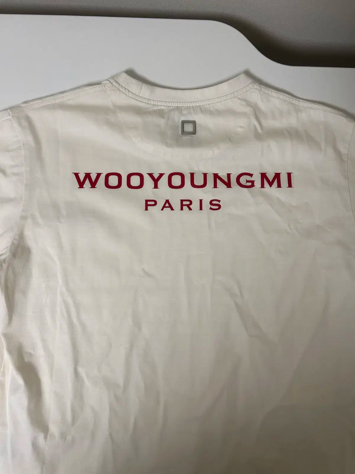 WOOYOUNGMI ウーヨンミ 25SS シェル パリス バックロゴ T シャツ WOOYOUNGMI(ウーヨンミ) バックロゴ 白 半袖 Tシャツ - メルカリ