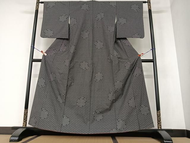 【大型本】絣　本 平和屋着物○本場大島紬 一元絣 雪輪重ね花文 黒地 正絹 逸品