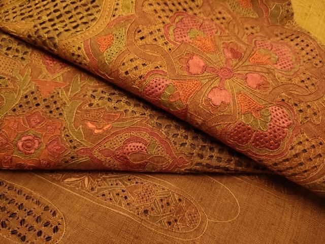 SO-512 京袋帯 太鼓柄 紬 相良刺繍 刺し子 蝶 華 格子柄 高級 逸品 A 美品 中国三大刺繍 汕頭・相良刺繍 花模様 赤 紬 正絹 太鼓柄