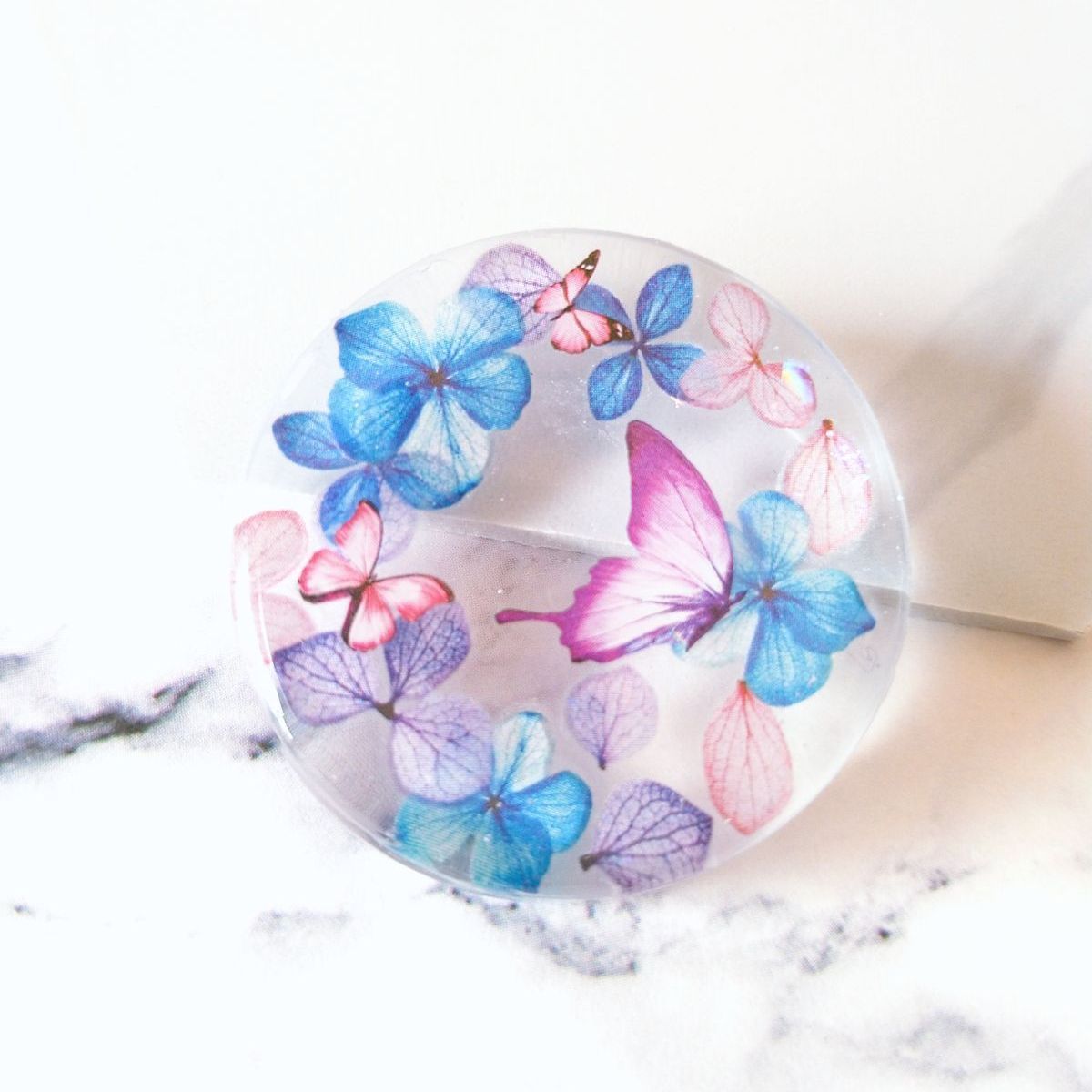 No.10 押し花と蝶々 レジンヘアゴム - メルカリ