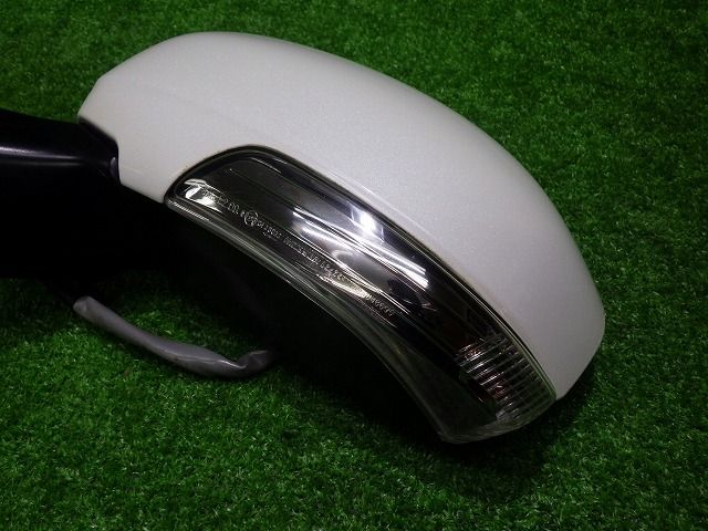 車 30プリウス 左ドアミラー ZVW30 後期 カラー070 9P トヨタ 綺麗 