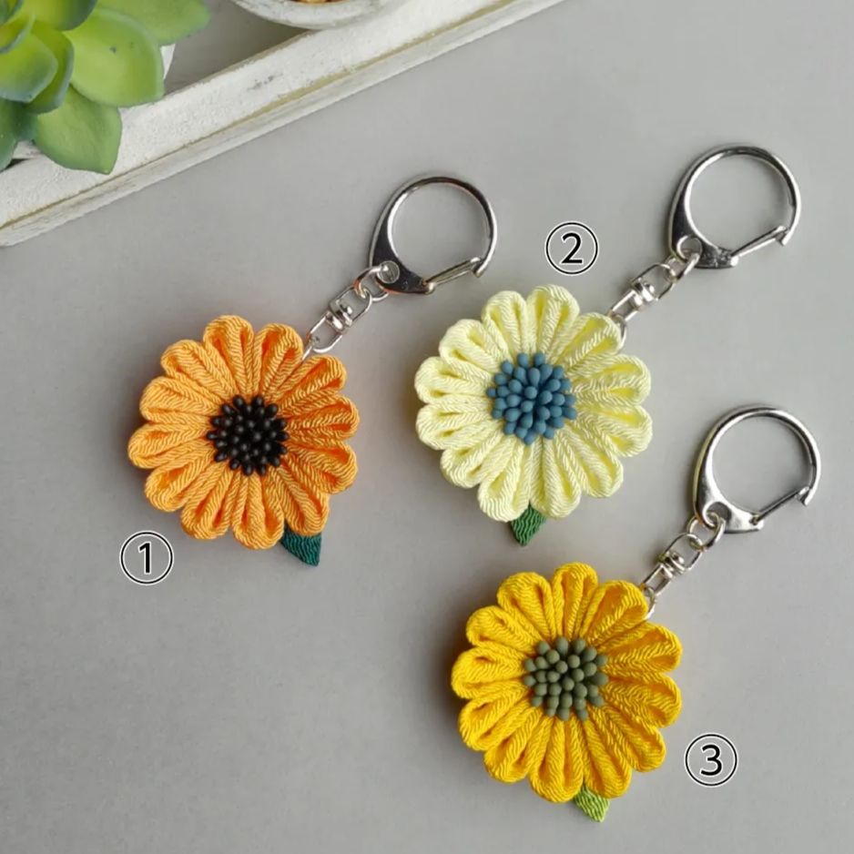 つまみ細工のキーホルダー ひまわり お花 - メルカリ