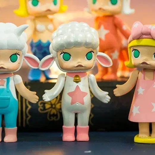 【メルカリ便】  MOLLY & Koi Figure フィギュア MOLLY & Koi Figure - POP MART (Japan)