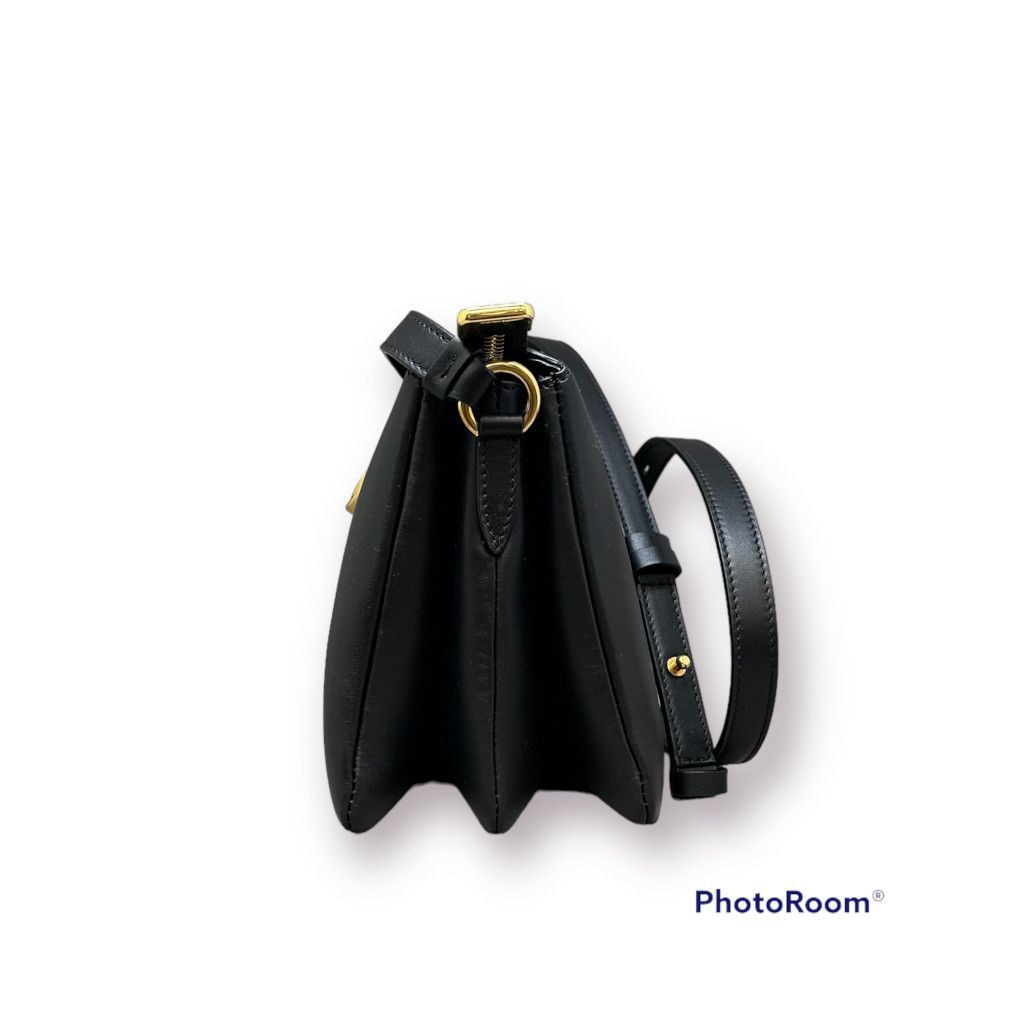 Ferragamo ガンチーニ TRAPEZIO レザー ショルダーバッグ 新品 Ferragamo ガンチーニ TRAPEZIO レザー ショルダーバッグ