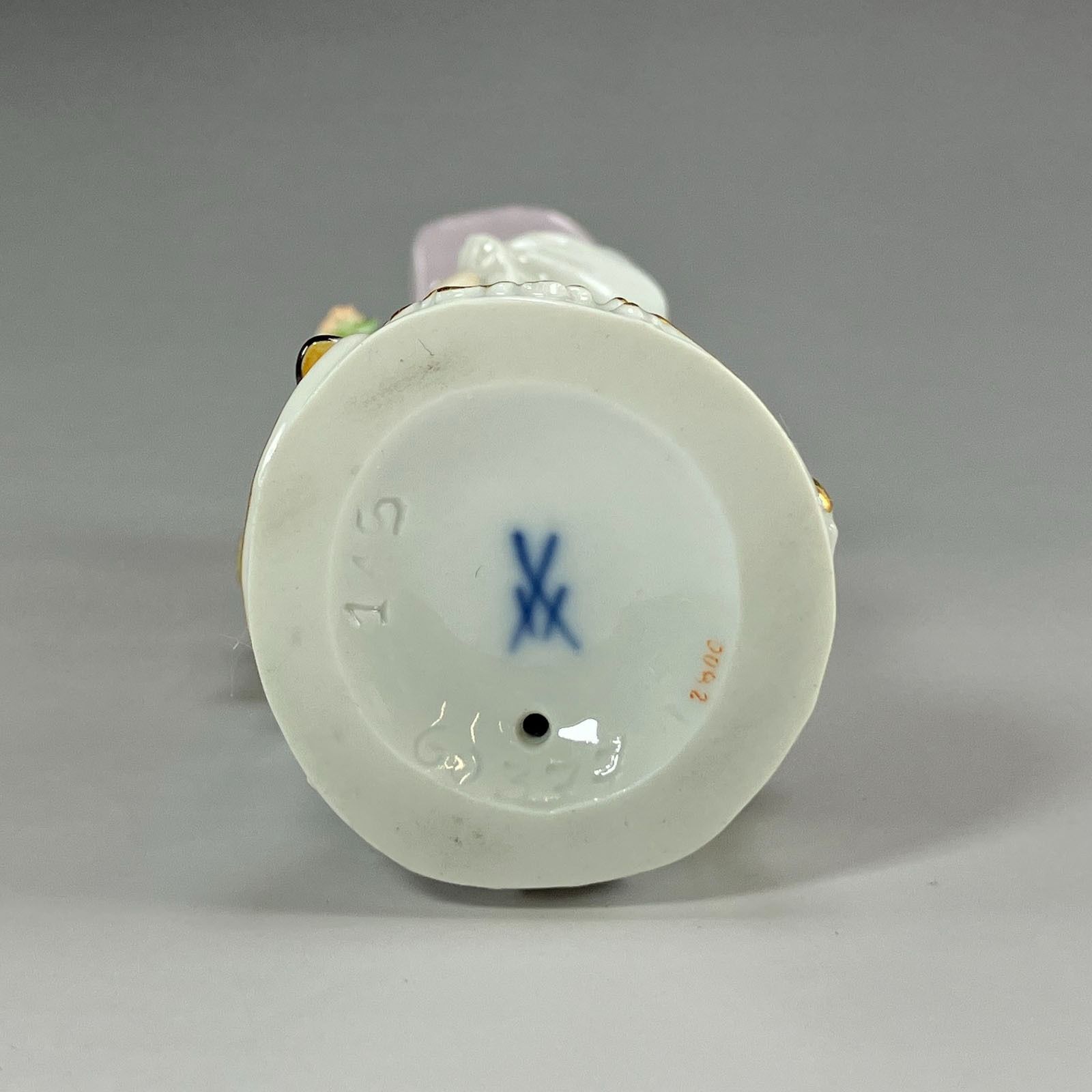 花かごを持った少女