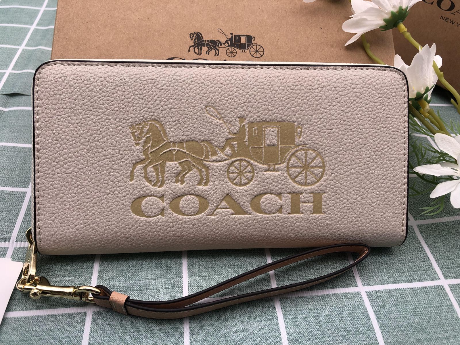 COACH コーチ財布 長財布 プレゼント 贈り物 レザー ウォレット ラウンドファスナー ベージュ 新品 未使用 ギフトブランド馬車レディース   CC060