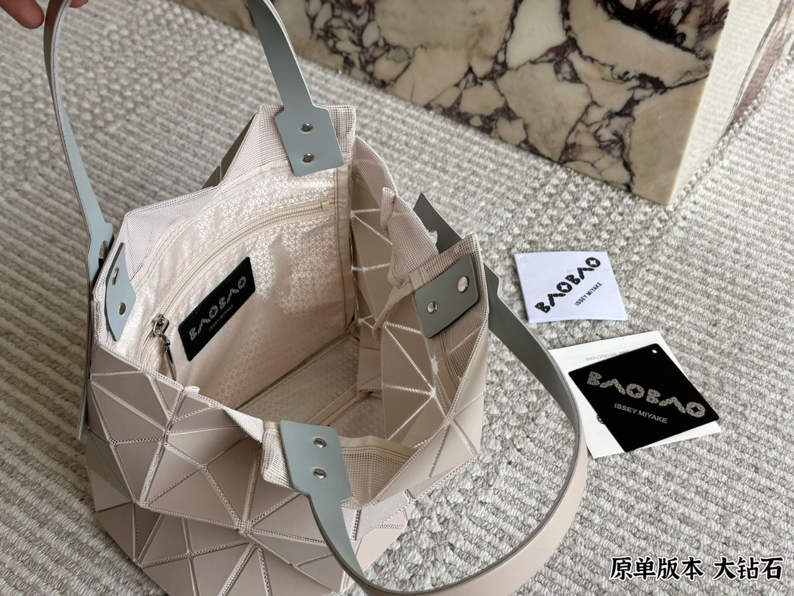 国内完売【BAOBAO ISSEY MIYAKE 】CARAT ミニ ハンドバック 今日特価】BAO BAO ISSEY MIYAKE CARAT シリーズ ミニカラード