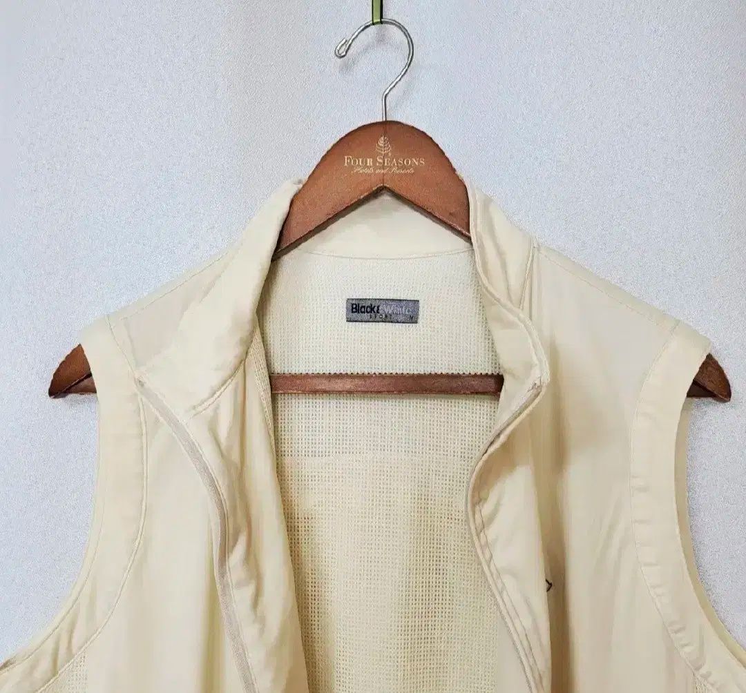 ブラック＆ホワイト ジップアップベスト