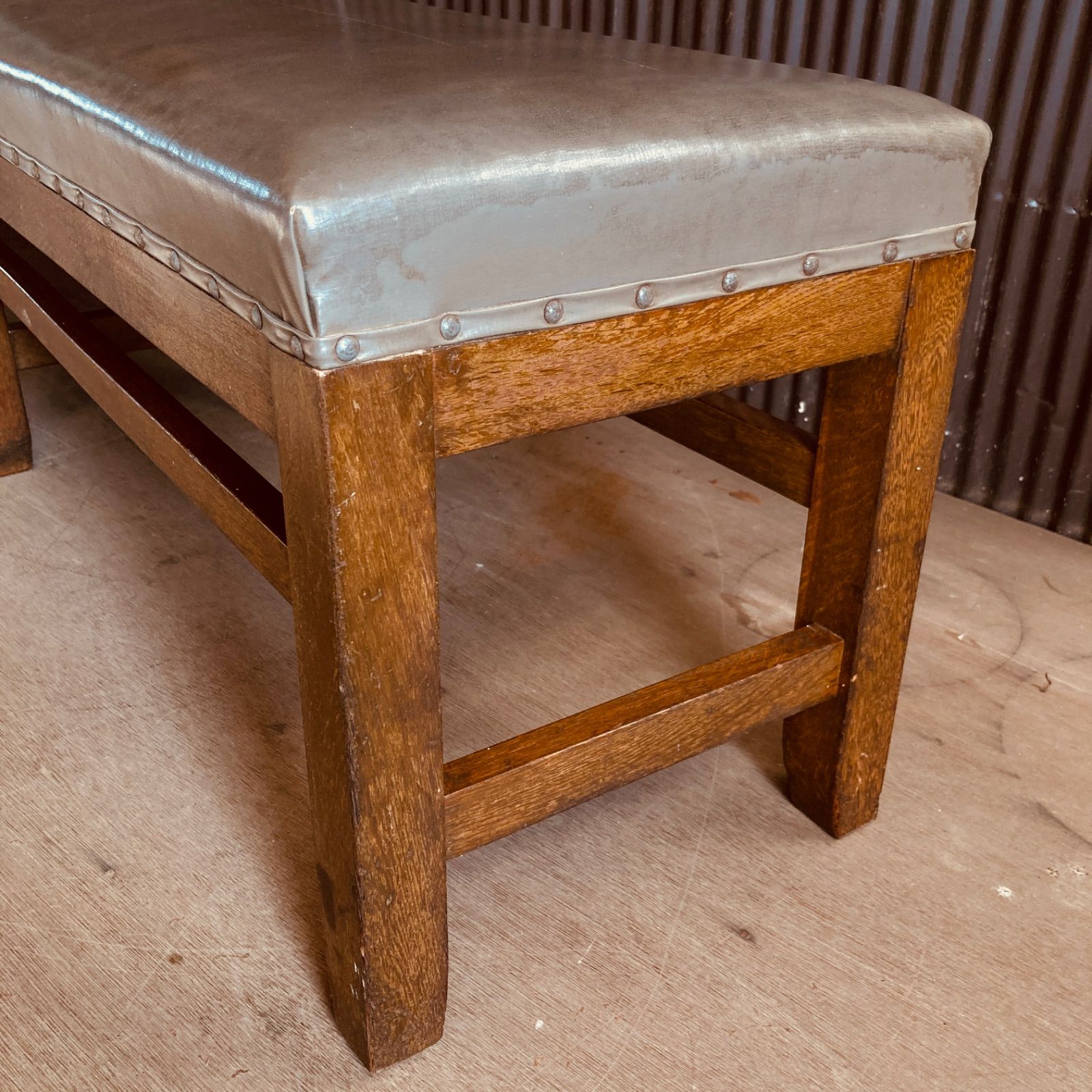 昭和レトロ　診療所の待合室　長椅子 昭和レトロ ナラ材のベンチ 長イス 病院の待合室 当時のビニールレザー