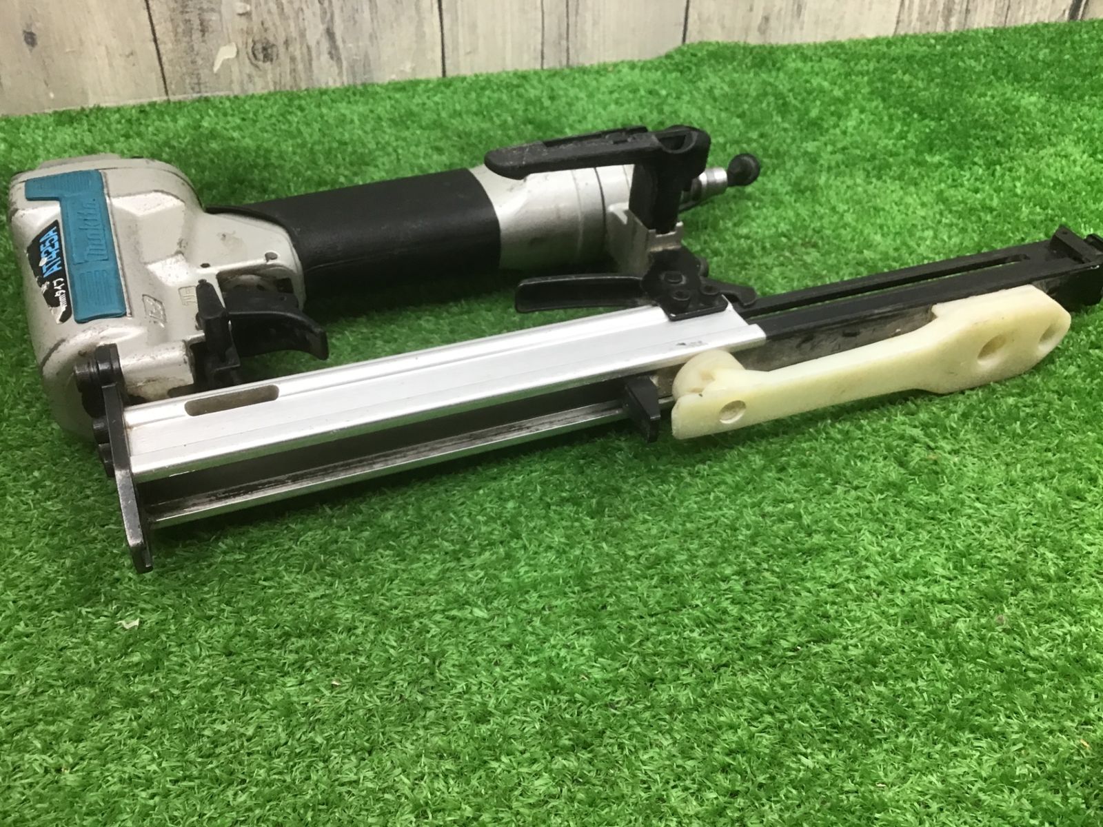 中古品】Makita マキタ エアタッカ AT1025AK 内装 家具木工