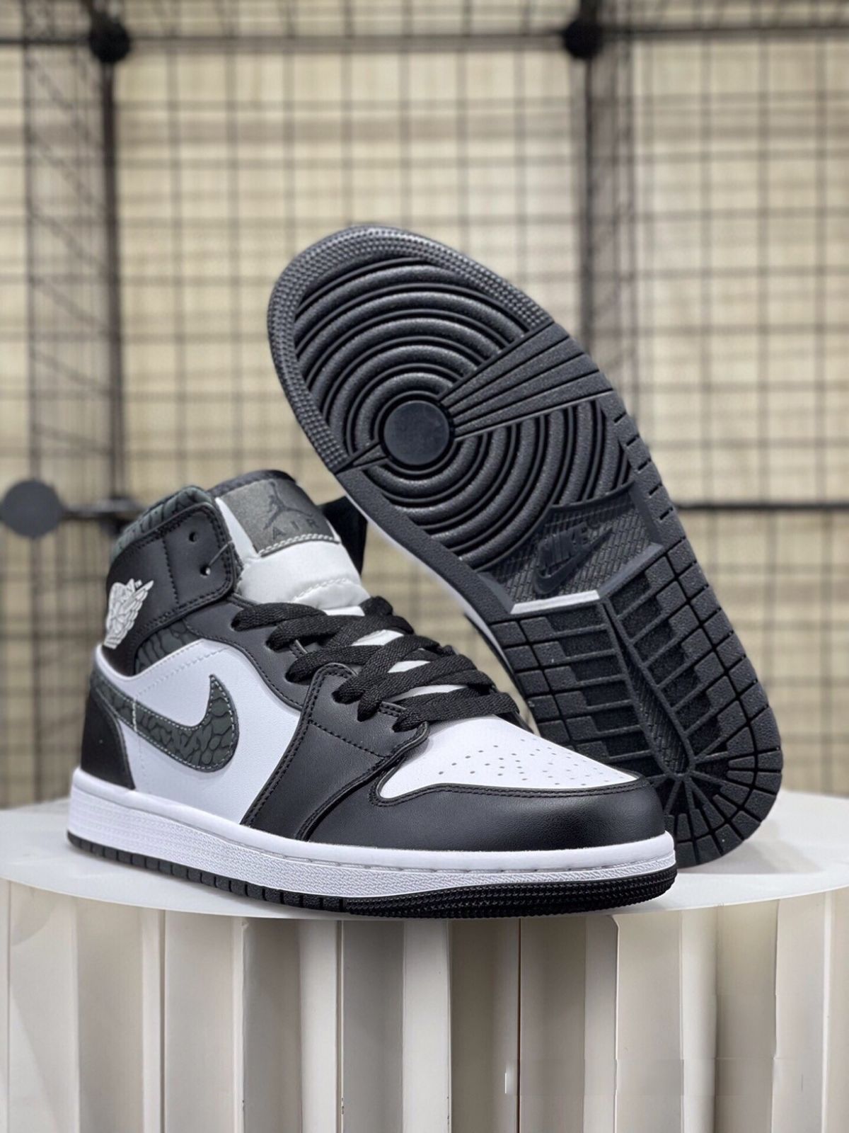 AIR JORDAN 1 MID ジョーダン　箱付きほぼ未使用 お値下げしました??即購入?? Nike Air Jordan 1 Mid 箱付 男女