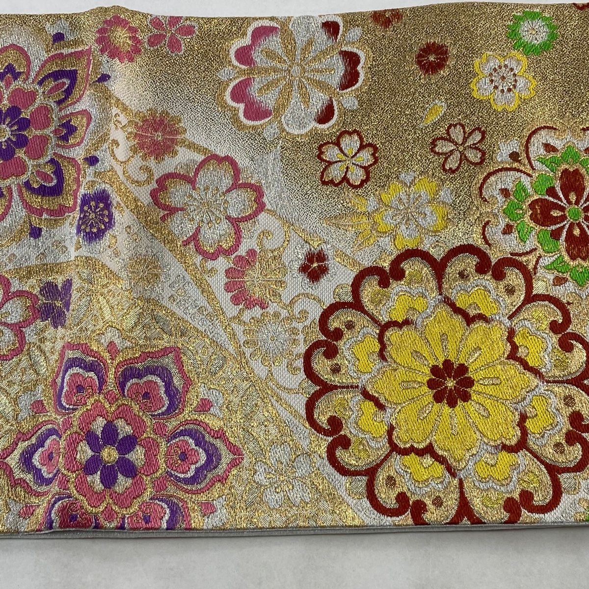 袋帯 秀品 華文 花唐草 金銀糸 箔 クリーム 六通 正絹(仕立て上がり)｜