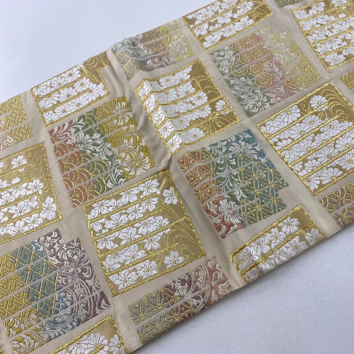袋帯 名品 源氏香 草花 唐織 箔 ベージュ 六通 正絹 【中古