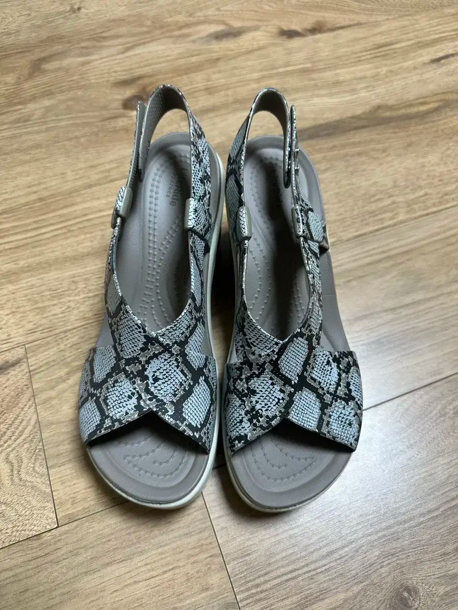 crocs クロックス ハイウェッジ w7 w8 着ている人でも そのとおりだ ほぼ