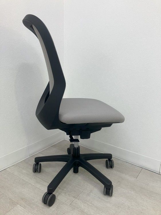 グレー