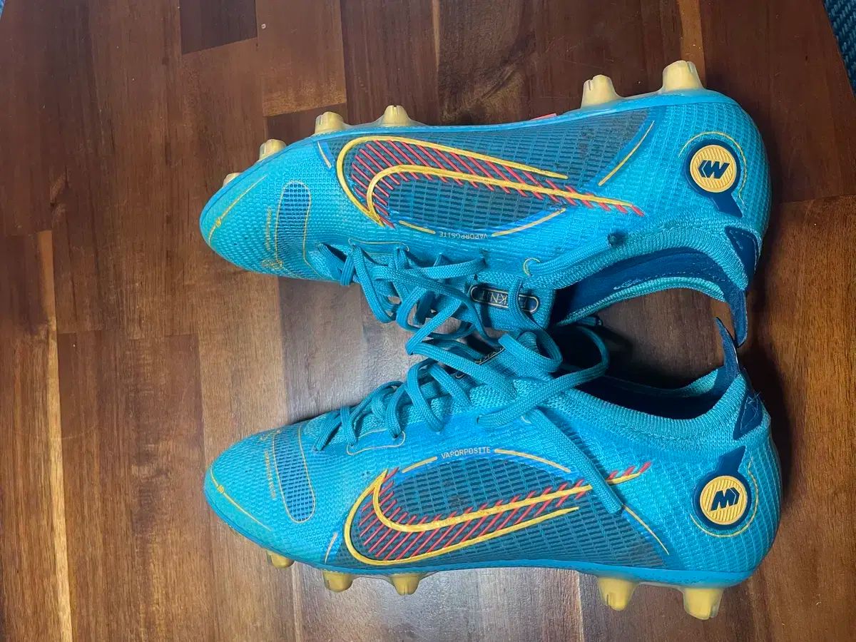 NIKE