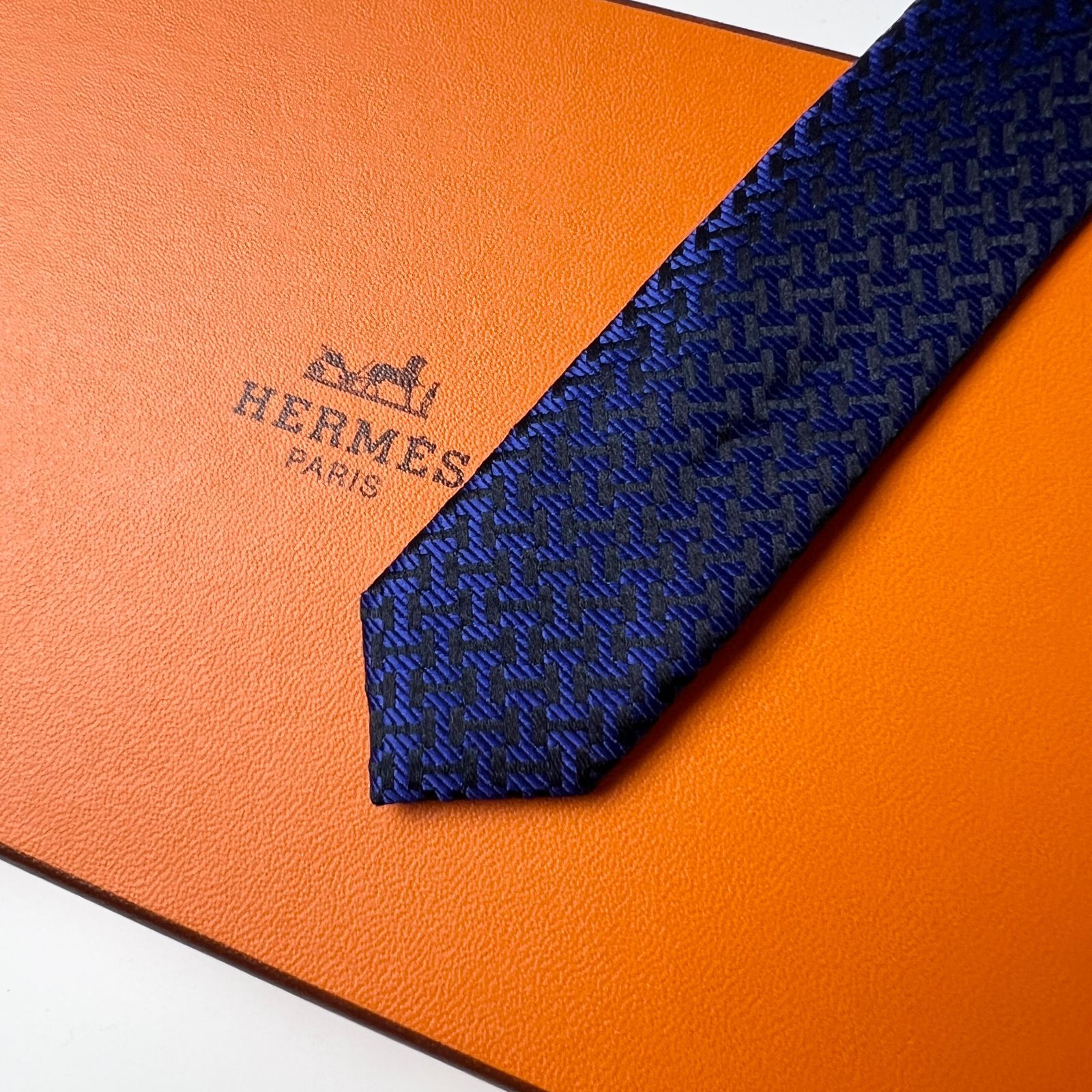 美品 エルメス HERMES ネクタイ ネイビー H織りタイ ファソネH H柄 美品 エルメス HERMES ネクタイ ネイビー H織りタイ ファソネH H柄